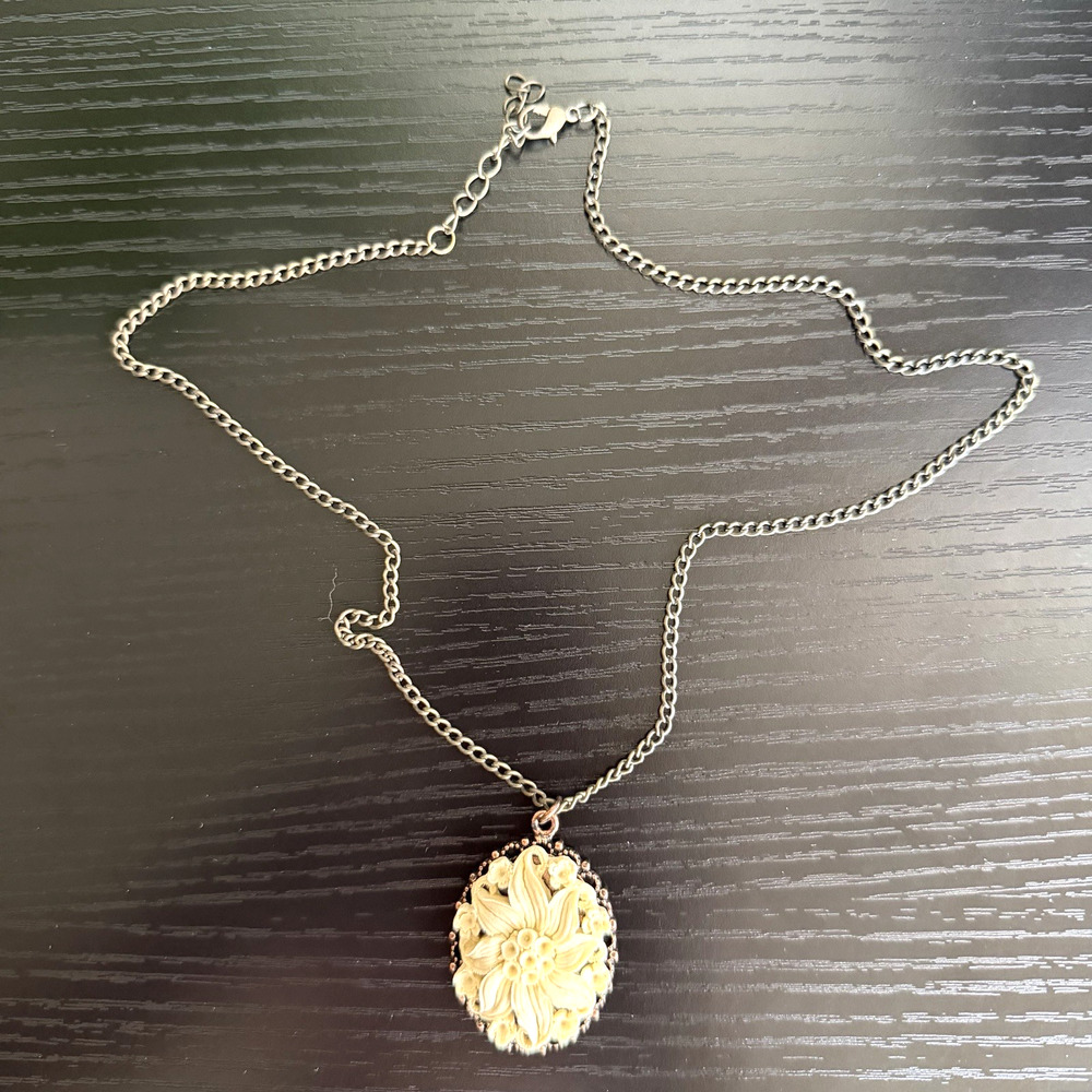 Vintage Floral Cameo Necklace Oval Flower Pendant Gold Tone 20”